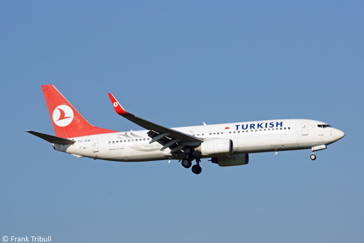 Eine Boeing B737-8F2(WL) von Turkish Airlines mit der Kennung TC-JFM aufgenommen am 03.10.2011 am ZÃ¼richer Flughafen