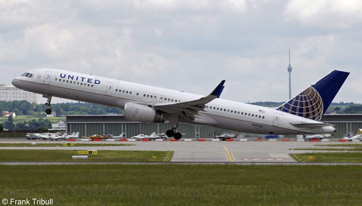 Eine Boeing B757-224/W von United Airlines mit der Kennung N29124 aufgenommen am 29.05.2014 auf dem Flughafen Stuttgart