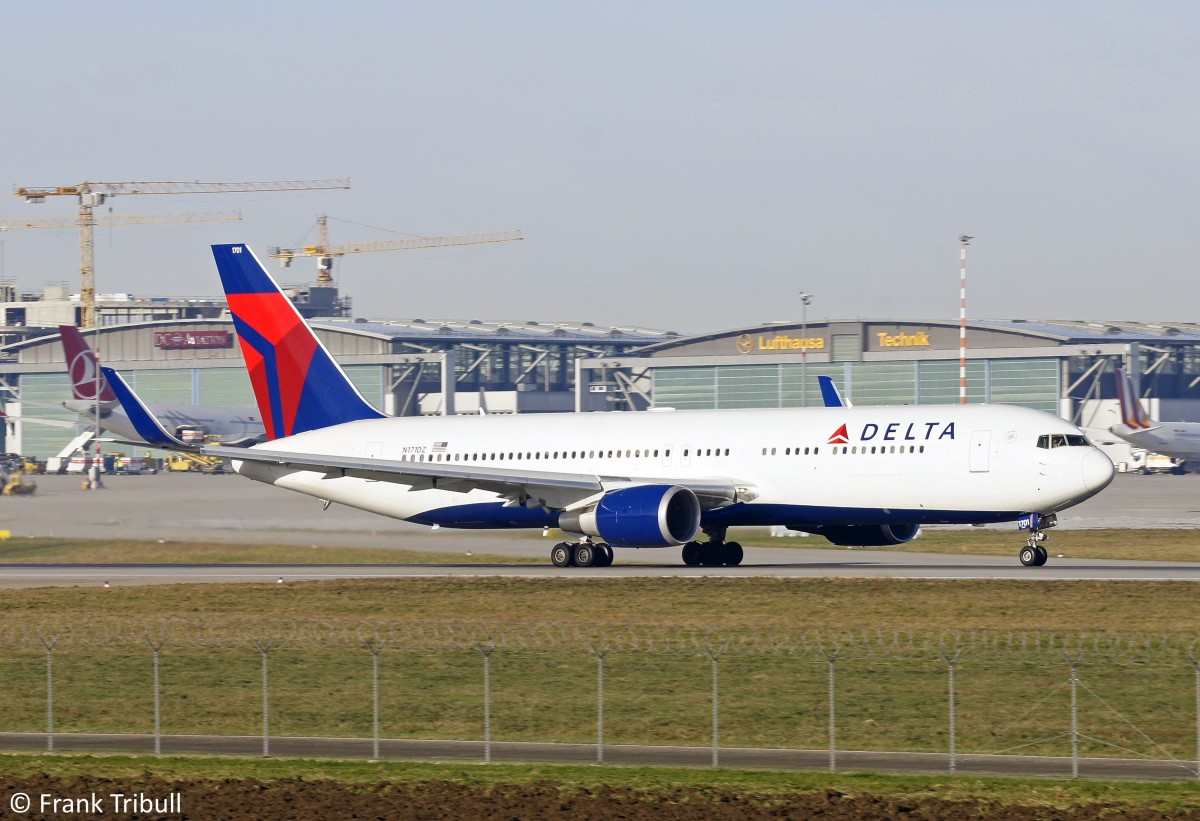 Eine Boeing B767-332ER von Delta Air Lines mit der Kennung N171DZ aufgenommen am 06.01.2015 auf dem Flughafen Stuttgart