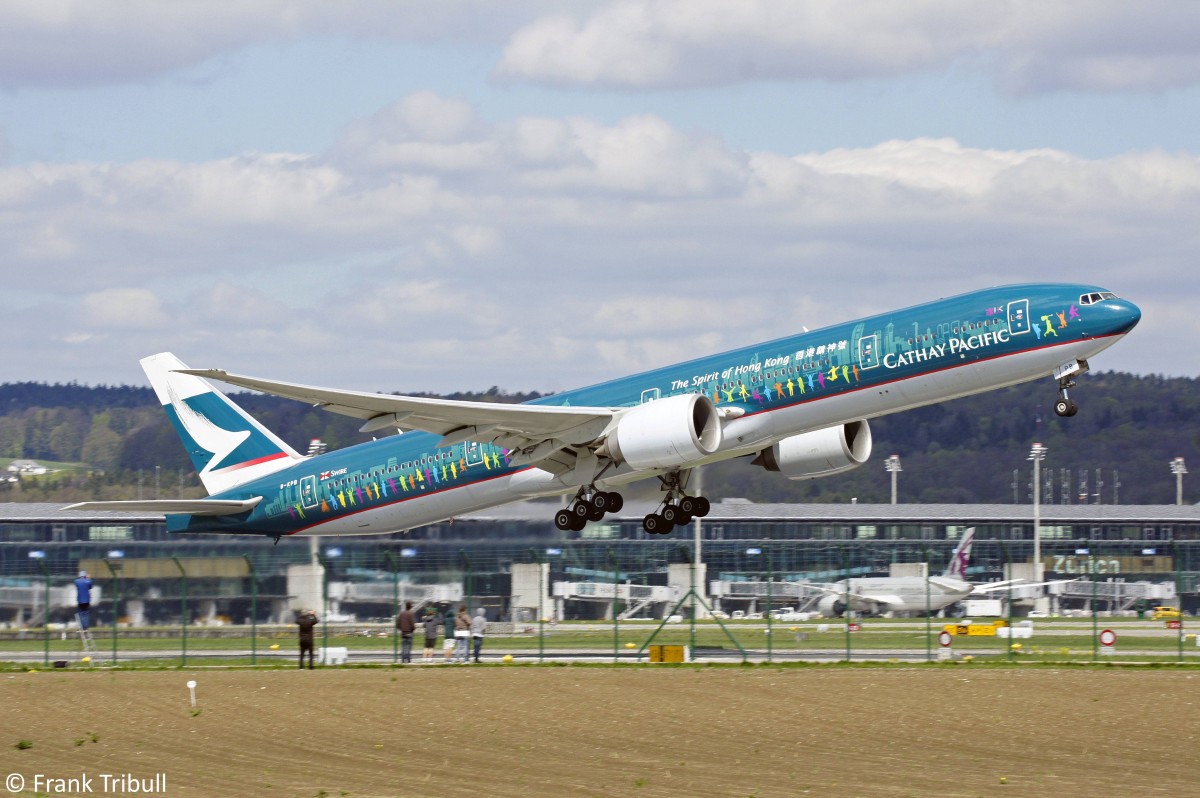 Eine Boeing B777-367ER von Cathay Pacific Airways mit der Kennung B-KPB aufgenommen am 18.04.2015 am Flughafen ZÃ¼rich