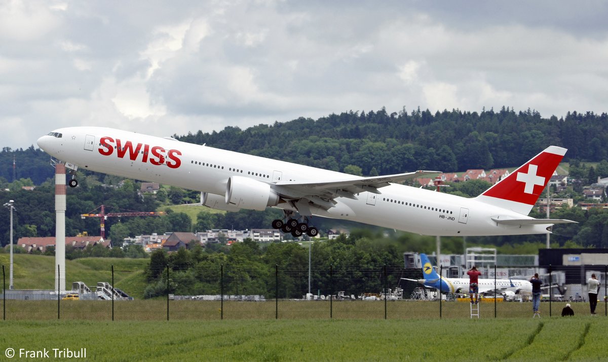 Eine Boeing B777-3DEER von Swiss mit der Kennung HB-JND aufgenommen am 04.06.2016 am Flughafen Zürich