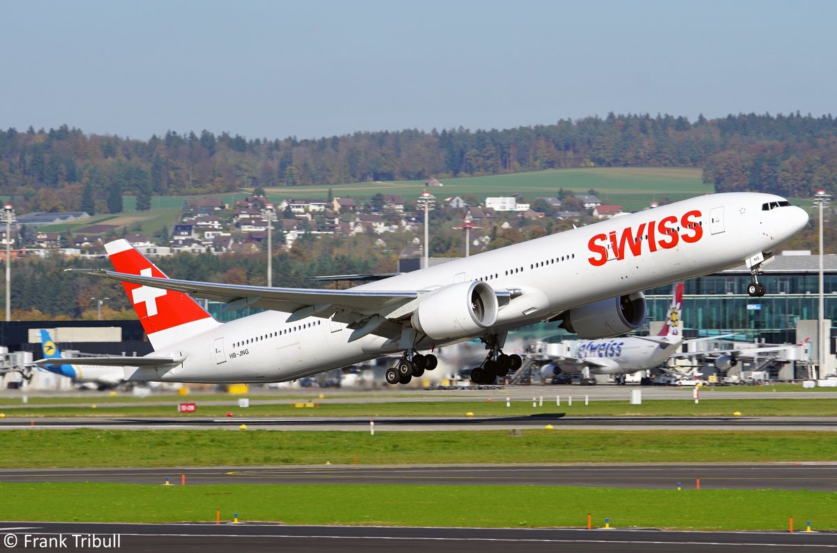 Eine Boeing B777-3DE(ER) von Swiss mit der Kennung HB-JNG aufgenommen am 31.10.2017 am Züricher Flughafen