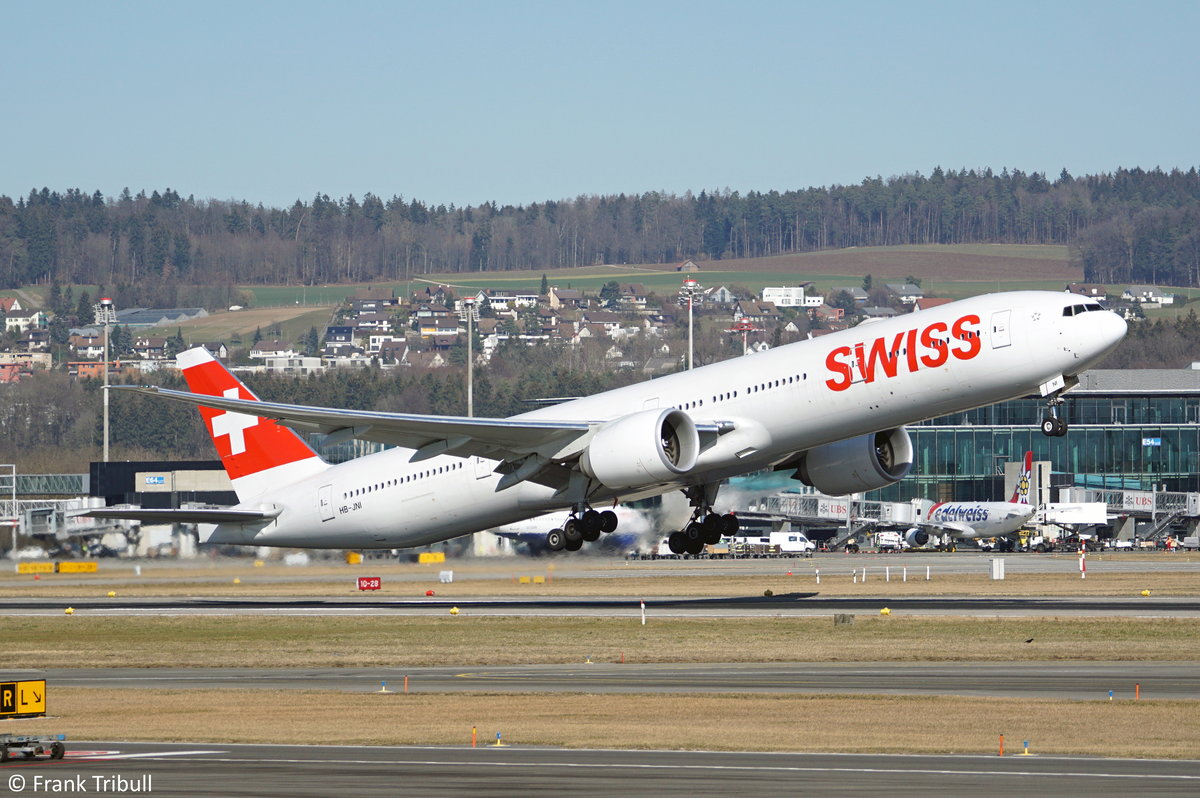 Eine Boeing B777-3DE(ER) von Swiss mit der Kennung HB-JNI aufgenommen am 24.02.2019 am Flughafen Zürich
