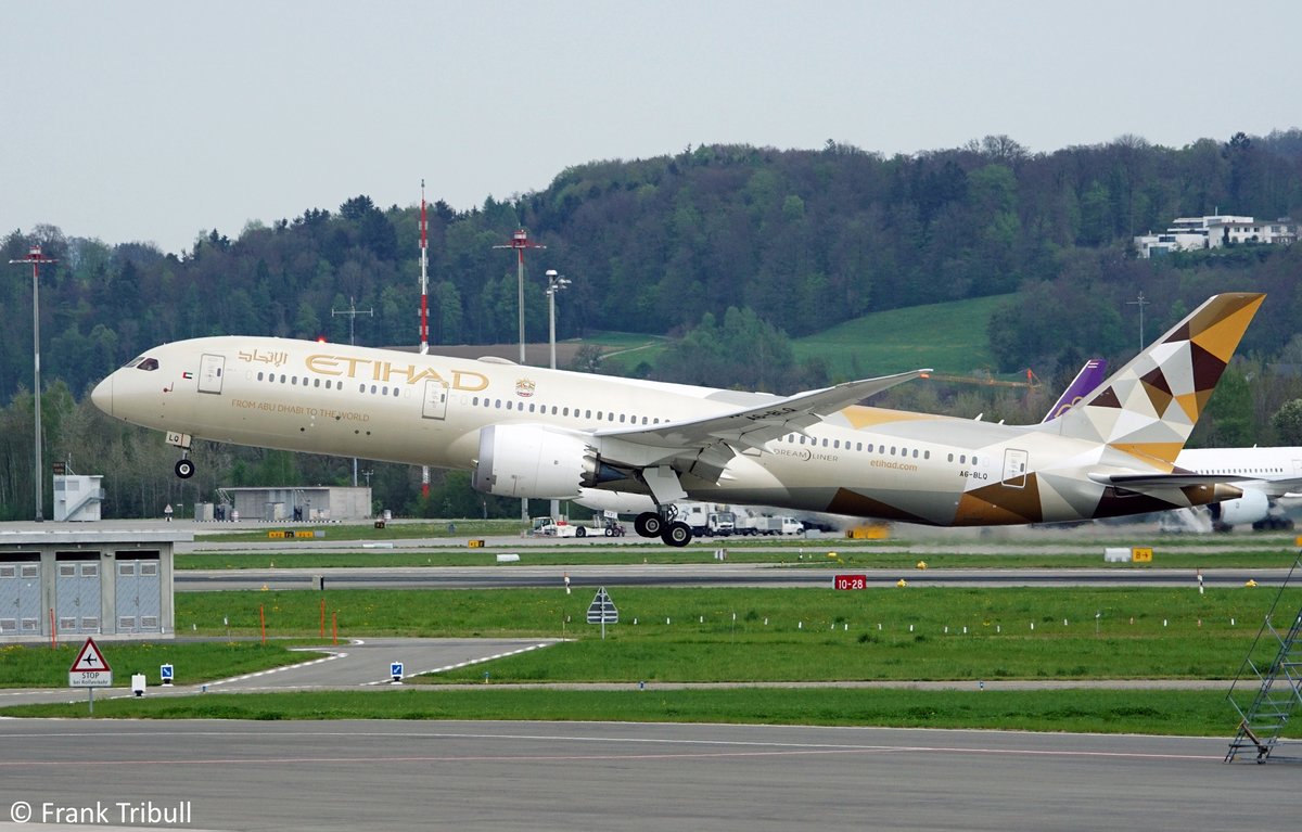 Eine Boeing B787-9  DREAMLINER  von ETIHAD AIRWAYS mit der Kennung A6-BLQ aufgenommen am 22.04.2019 am Flughafen Zürich