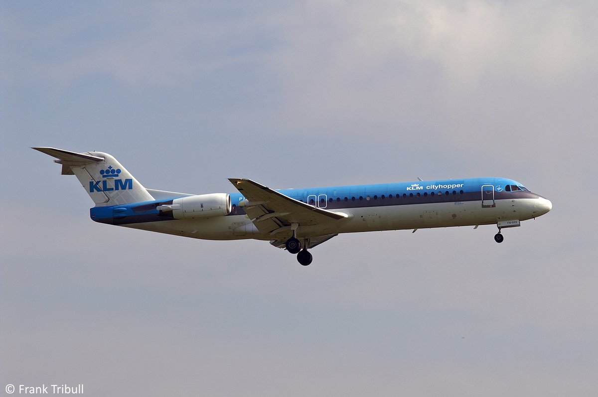 Eine Fokker 100 (W28-0100) von KLM Cityhopper mit der Kennung PH-OFB aufgenommen am 15.09.2007 am ZÃ¼richer Flughafen.