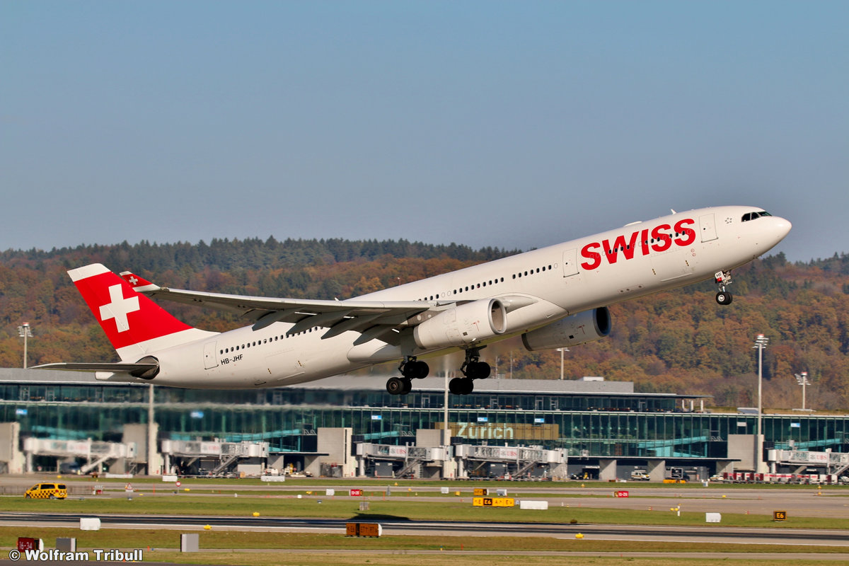 HB-JHF aufgenommen am 31.10.2017 auf dem Flughafen Zürich
