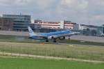 Eine Embraer E190 der KLM Cityhopper mit der Kennung PH-EZB aufgenommen am 30.05.09 am Stuttgarter Flughafen. 